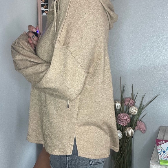 VICI HOODED TOP - Picture 6 of 11